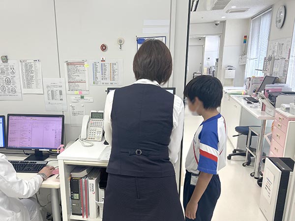 医療事務を体験する生徒